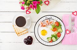 Śniadanie na walentynki ` s dniu - smażący jajko w formie serca, grzanek, kiełbasianych i świeżych warzyw, Obrazy Royalty Free Śniadanie na walentynki ` s dniu - smażący jajko w formie serca, grzanek, kiełbasianych i świeżych warzyw, Obrazy Royalty Free