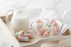 Śniadanie, taca z filiżanką kawy i cukierki, Zdjęcie Stock Śniadanie, taca z filiżanką kawy i cukierki, Zdjęcie Stock