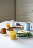 ?niadaniowy boczny widok Lekki t?o grzanki, croissants zdjęcia royalty free ?niadaniowy boczny widok Lekki t?o grzanki, croissants zdjęcia royalty free