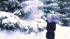 Śnieg spada od drzewa dziewczyna, zwolnione tempo strzelanina, zima śnieżysty park zdjęcie wideo Śnieg spada od drzewa dziewczyna, zwolnione tempo strzelanina, zima śnieżysty park zdjęcie wideo