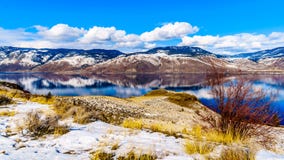 Śnieg Zakrywał góry otacza Kamloops jezioro w środkowych kolumbiach brytyjska, Kanada zdjęcia stock Śnieg Zakrywał góry otacza Kamloops jezioro w środkowych kolumbiach brytyjska, Kanada zdjęcia stock