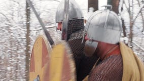 Średniowieczny frankish, irlandzki, Viking wojownicy w opancerzenie boju w zima lesie z kordzik osłonami zbiory Średniowieczny frankish, irlandzki, Viking wojownicy w opancerzenie boju w zima lesie z kordzik osłonami zbiory