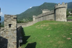 Średniowieczny kasztel Montebello przy Bellinzona fotografia royalty free Średniowieczny kasztel Montebello przy Bellinzona fotografia royalty free