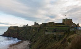 Średniowieczny Tynemouth Priory i kasztel ruin królewiątka Edward ` s zatoka vi obraz stock Średniowieczny Tynemouth Priory i kasztel ruin królewiątka Edward ` s zatoka vi obraz stock
