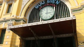 Środek strzelam przechylać w dół od nieba usadowić na frontowej powierzchowności Saigon centrali urząd pocztowy zbiory wideo Środek strzelam przechylać w dół od nieba usadowić na frontowej powierzchowności Saigon centrali urząd pocztowy zbiory wideo