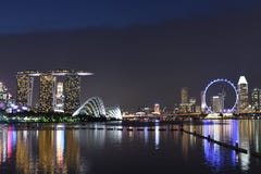 Światło Singapur Marina i miasta Podpalani piaski przy nocą obraz stock Światło Singapur Marina i miasta Podpalani piaski przy nocą obraz stock