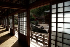 Światło słoneczne w sintoizm monasterze w górze Koya, Japonia fotografia royalty free Światło słoneczne w sintoizm monasterze w górze Koya, Japonia fotografia royalty free