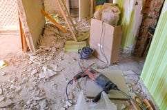 Świder na brudnej i zakurzonej podłoga w domu w budowie obraz stock Świder na brudnej i zakurzonej podłoga w domu w budowie obraz stock