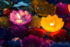 Świeczka kwitnie fiołka i żółty kolorowego, Piękny w loy krathong dniu fotografia royalty free Świeczka kwitnie fiołka i żółty kolorowego, Piękny w loy krathong dniu fotografia royalty free