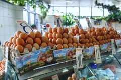 świezi jajka przy Serbskim Zeleni Venac rolnika rynkiem obraz stock świezi jajka przy Serbskim Zeleni Venac rolnika rynkiem obraz stock