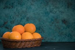 Świezi soczyści clementines tangerines w koszu, owoc w zimie horyzontalny widok mandarynka kosmos kopii obrazy royalty free Świezi soczyści clementines tangerines w koszu, owoc w zimie horyzontalny widok mandarynka kosmos kopii obrazy royalty free