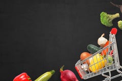 Świezi weganin kuchni ingridients i miasto rynku fura na zmroku ukazują się Zdjęcie Stock Świezi weganin kuchni ingridients i miasto rynku fura na zmroku ukazują się Zdjęcie Stock