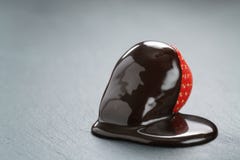 Świeża dojrzała truskawka nalewał z czekoladowym kumberlandem na łupkowym tle zdjęcie stock Świeża dojrzała truskawka nalewał z czekoladowym kumberlandem na łupkowym tle zdjęcie stock