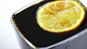 Świeża kola z fizzy bąblami i wapno plasterkiem odizolowywającym na białym tle zbiory wideo Świeża kola z fizzy bąblami i wapno plasterkiem odizolowywającym na białym tle zbiory wideo