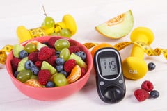 Świeża owocowa sałatka, glucometer, centymetr, dumbbells, cukrzyce, zdrowy styl życia i odżywiania pojęcie, zdjęcia stock Świeża owocowa sałatka, glucometer, centymetr, dumbbells, cukrzyce, zdrowy styl życia i odżywiania pojęcie, zdjęcia stock