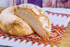 świeżo piec chleb na zmroku - szary kuchenny stół, odgórny widok na Ukraińskiej broderii zdjęcia royalty free świeżo piec chleb na zmroku - szary kuchenny stół, odgórny widok na Ukraińskiej broderii zdjęcia royalty free
