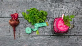 Świeży beetroot smoothie, burak, pomiarowa taśma i pietruszka na bla, obraz royalty free Świeży beetroot smoothie, burak, pomiarowa taśma i pietruszka na bla, obraz royalty free