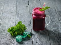 Świeży beetroot smoothie, measuting taśma, dwa ćwikłowi i pietruszka na czarnym drewnianym stole, Pojęcie żywienioniowy naturalny obrazy stock Świeży beetroot smoothie, measuting taśma, dwa ćwikłowi i pietruszka na czarnym drewnianym stole, Pojęcie żywienioniowy naturalny obrazy stock