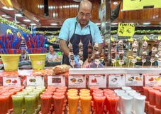 Świeży soku assortie przy Boqueria rynkiem fotografia stock Świeży soku assortie przy Boqueria rynkiem fotografia stock
