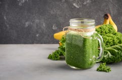 Świeży zielony smoothie z kale i bananem Obraz Royalty Free Świeży zielony smoothie z kale i bananem Obraz Royalty Free