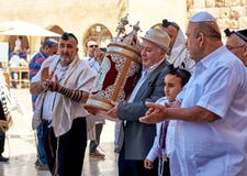 Świętować Prętowego Mitzvah przy Zachodnią ścianą w Jerozolima fotografia royalty free Świętować Prętowego Mitzvah przy Zachodnią ścianą w Jerozolima fotografia royalty free
