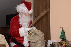 Święty Mikołaj i Christmass drzewo podczas Xmas z szczęśliwą dziewczyną zdjęcie royalty free Święty Mikołaj i Christmass drzewo podczas Xmas z szczęśliwą dziewczyną zdjęcie royalty free
