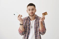 Żadny pieniądze żadny smartphone Portret wzrusza ramionami brwi w rozpaczu i podnosi ponury nierad przystojny pracownik, podczas obrazy stock Żadny pieniądze żadny smartphone Portret wzrusza ramionami brwi w rozpaczu i podnosi ponury nierad przystojny pracownik, podczas obrazy stock