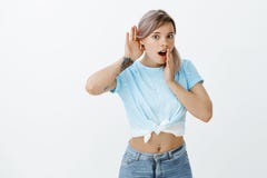 Żadny sposób, mówi ja bardziej Portret intrygująca powabna kobieta w eleganckim cropped wierzchołku, trzyma rękę blisko ucho i ot zdjęcia stock Żadny sposób, mówi ja bardziej Portret intrygująca powabna kobieta w eleganckim cropped wierzchołku, trzyma rękę blisko ucho i ot zdjęcia stock
