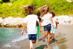 Żartuje działającego daleko od wzdłuż piaskowatej plaży w lecie zdjęcia stock Żartuje działającego daleko od wzdłuż piaskowatej plaży w lecie zdjęcia stock