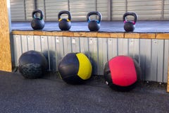 Żelazni dumbbells różni ciężary z barwić rękojeściami s fotografia royalty free Żelazni dumbbells różni ciężary z barwić rękojeściami s fotografia royalty free