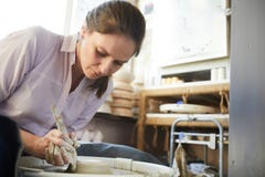 Żeńska garncarka używa koło obrazy stock Żeńska garncarka używa koło obrazy stock