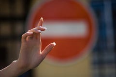 Żeńska ręka na no Wchodzić do drogowego znaka tła fotografia stock Żeńska ręka na no Wchodzić do drogowego znaka tła fotografia stock
