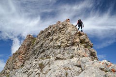 Żeński arywista na dolomit górach obraz stock Żeński arywista na dolomit górach obraz stock