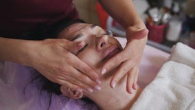 Żeński beautician stawia dalej twarz pacjent, specjalna lecznicza śmietanka zbiory Żeński beautician stawia dalej twarz pacjent, specjalna lecznicza śmietanka zbiory