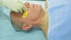 Żeński cosmetologist stawia kolagenów ochraniaczów na niskich powiekach mężczyzna zbiory wideo Żeński cosmetologist stawia kolagenów ochraniaczów na niskich powiekach mężczyzna zbiory wideo