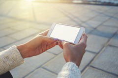żeński dopatrywania wideo na mądrze telefonie podczas gdy relaksujący w świeżym powietrzu zdjęcie royalty free żeński dopatrywania wideo na mądrze telefonie podczas gdy relaksujący w świeżym powietrzu zdjęcie royalty free