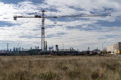 Żuraw przeciw światłu w przemysłowym wieloboku fotografia stock Żuraw przeciw światłu w przemysłowym wieloboku fotografia stock