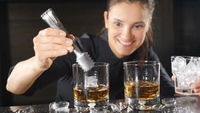 Życie nocne w klubie Żeńskiego barmanu narządzania alkoholiczni koktajle w wineglasses stawia sześciany lód w zwolnionym tempie l zbiory wideo Życie nocne w klubie Żeńskiego barmanu narządzania alkoholiczni koktajle w wineglasses stawia sześciany lód w zwolnionym tempie l zbiory wideo