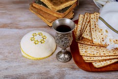 Żydowski wakacyjny Passover tło z talerzami na widok zdjęcie stock Żydowski wakacyjny Passover tło z talerzami na widok zdjęcie stock