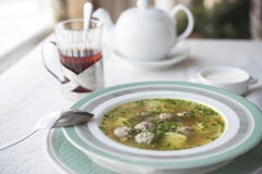 Żywienioniowa polewka z kurczaków klopsikami i badyle ziele i grule selerowi i aromatyczni obrazy stock Żywienioniowa polewka z kurczaków klopsikami i badyle ziele i grule selerowi i aromatyczni obrazy stock