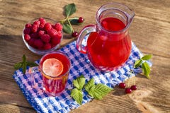 Żywienioniowy detox napój z cytryna sokiem, czerwoną truskawką, wiśnią i malinką w jasnej wodzie z lodem, obraz royalty free Żywienioniowy detox napój z cytryna sokiem, czerwoną truskawką, wiśnią i malinką w jasnej wodzie z lodem, obraz royalty free