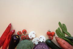 Żywności organicznej tło Karmowi różni warzywa odizolowywający fotografii lekki tło kosmos kopii fotografia stock Żywności organicznej tło Karmowi różni warzywa odizolowywający fotografii lekki tło kosmos kopii fotografia stock