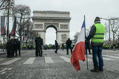 Żółte kamizelki protestujący trzyma francuz flagi stojaki przed policją do ochrony porządku publicznego - Gilets jaunes protestuj fotografia royalty free Żółte kamizelki protestujący trzyma francuz flagi stojaki przed policją do ochrony porządku publicznego - Gilets jaunes protestuj fotografia royalty free