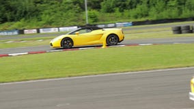 Żółty Lamborghini na biegowym śladzie zbiory wideo Żółty Lamborghini na biegowym śladzie zbiory wideo