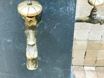 Żółty stary rocznik forged lanego antykwarskiego faucet, faucet, mosiężni dopasowania, groszak dla pić, myjący cieki i ręki verdu obraz stock Żółty stary rocznik forged lanego antykwarskiego faucet, faucet, mosiężni dopasowania, groszak dla pić, myjący cieki i ręki verdu obraz stock