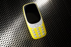 Żółty telefon na metal powierzchni zdjęcie stock Żółty telefon na metal powierzchni zdjęcie stock