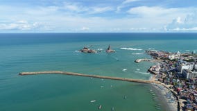 Άγαλμα Kanyakumari Thiruvalluvar άποψης θάλασσας, Ινδία στοκ φωτογραφία με δικαίωμα ελεύθερης χρήσης Άγαλμα Kanyakumari Thiruvalluvar άποψης θάλασσας, Ινδία στοκ φωτογραφία με δικαίωμα ελεύθερης χρήσης