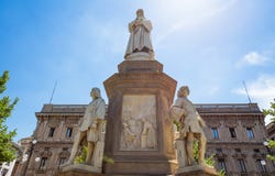 Άγαλμα Leonardo Da Vinci στο Μιλάνο, πλατεία Scala, Μιλάνο, Ιταλία στοκ εικόνες Άγαλμα Leonardo Da Vinci στο Μιλάνο, πλατεία Scala, Μιλάνο, Ιταλία στοκ εικόνες