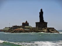 Άγαλμα Thiruvalluvar & μνημείο βράχου Vivekananda σε Kanyakumari στοκ εικόνα Άγαλμα Thiruvalluvar & μνημείο βράχου Vivekananda σε Kanyakumari στοκ εικόνα