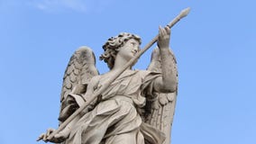 Άγαλμα αγγέλου στο Ponte Sant “Angelo απόθεμα βίντεο Άγαλμα αγγέλου στο Ponte Sant “Angelo απόθεμα βίντεο
